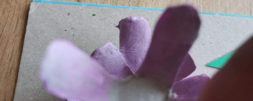 Zajęcia plastyczno-manualne "Kwiat z opakowania po jajkach"